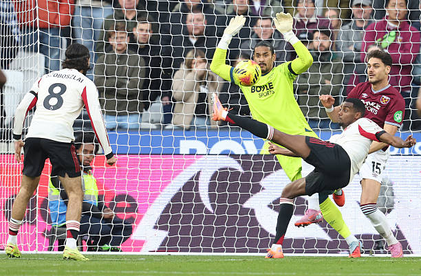 LONDON, ENGLAND - NOVEMBER 30: Liverpool's Alexander Isak sees his shot saved by West Ham United's Alphonse Areola during the Premier League match between West Ham United and Liverpool at London Stadium on November 30, 2025 in London, England. (Photo by Rob Newell - CameraSport via Getty Images)