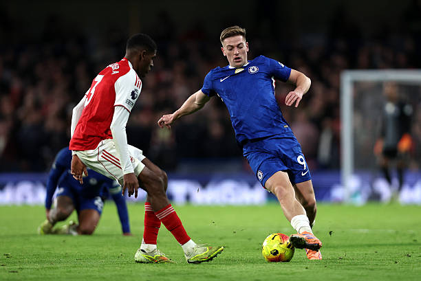 LONDON, ENGLAND - NOVEMBER 30: Liam Delap of Chelsea controls the ball whilst under pressure from Cristhian Mosquera of Arsenal during the Premier League match between Chelsea and Arsenal at Stamford Bridge on November 30, 2025 in London, England. (Photo by Chris Lee - Chelsea FC/Chelsea FC via Getty Images)