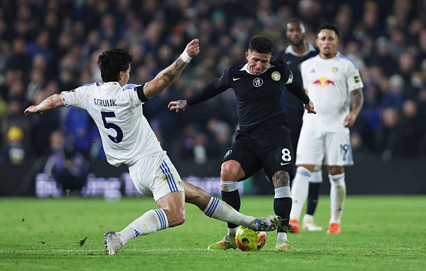 LEEDS, ENGLAND - DECEMBER 03: Enzo Fernandez of Chelsea is challenged by Pascal Struijk of Leeds United during the Premier League match between Leeds United and Chelsea at Elland Road on December 03, 2025 in Leeds, England. (Photo by Chris Lee - Chelsea FC/Chelsea FC via Getty Images)
