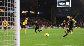 WOLVERHAMPTON, ENGLAND - DECEMBER 8: Bruno Fernandes of Manchester United scores their 4th goal from the penalty spot during the Premier League match between Wolverhampton Wanderers and Manchester United at Molineux on December 8, 2025 in Wolverhampton, England. (Photo by Simon Stacpoole/Offside/Offside via Getty Images)