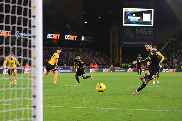 WOLVERHAMPTON, ENGLAND - DECEMBER 8: Bruno Fernandes of Manchester United scores their 4th goal from the penalty spot during the Premier League match between Wolverhampton Wanderers and Manchester United at Molineux on December 8, 2025 in Wolverhampton, England. (Photo by Simon Stacpoole/Offside/Offside via Getty Images)