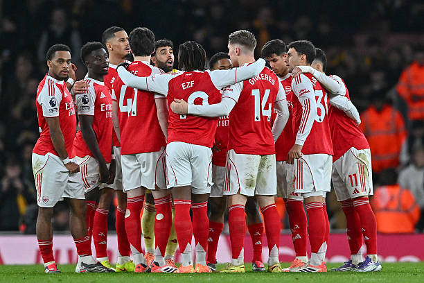 LONDON, ENGLAND - DECEMBER 13:  Arsenal players huddle during the Premier League match between Arsenal and Wolverhampton Wanderers at Emirates Stadium on December 13, 2025 in London, England. (Photo by Vince Mignott/MB Media/Getty Images)