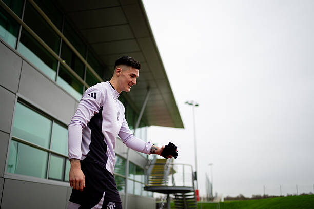 MANCHESTER, ENGLAND - DECEMBER 18: (EXCLUSIVE COVERAGE) Benjamin Sesko of Manchester United in action during a first team training session at Carrington Training Ground on December 18, 2025 in Manchester, England. (Photo by Ash Donelon/Manchester United via Getty Images)